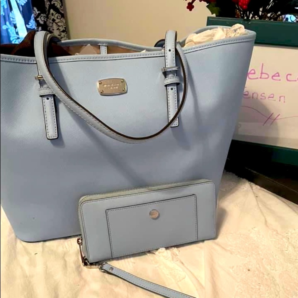 Blue Michale Kors Tote with zipper closure, Matching  zip wallet.